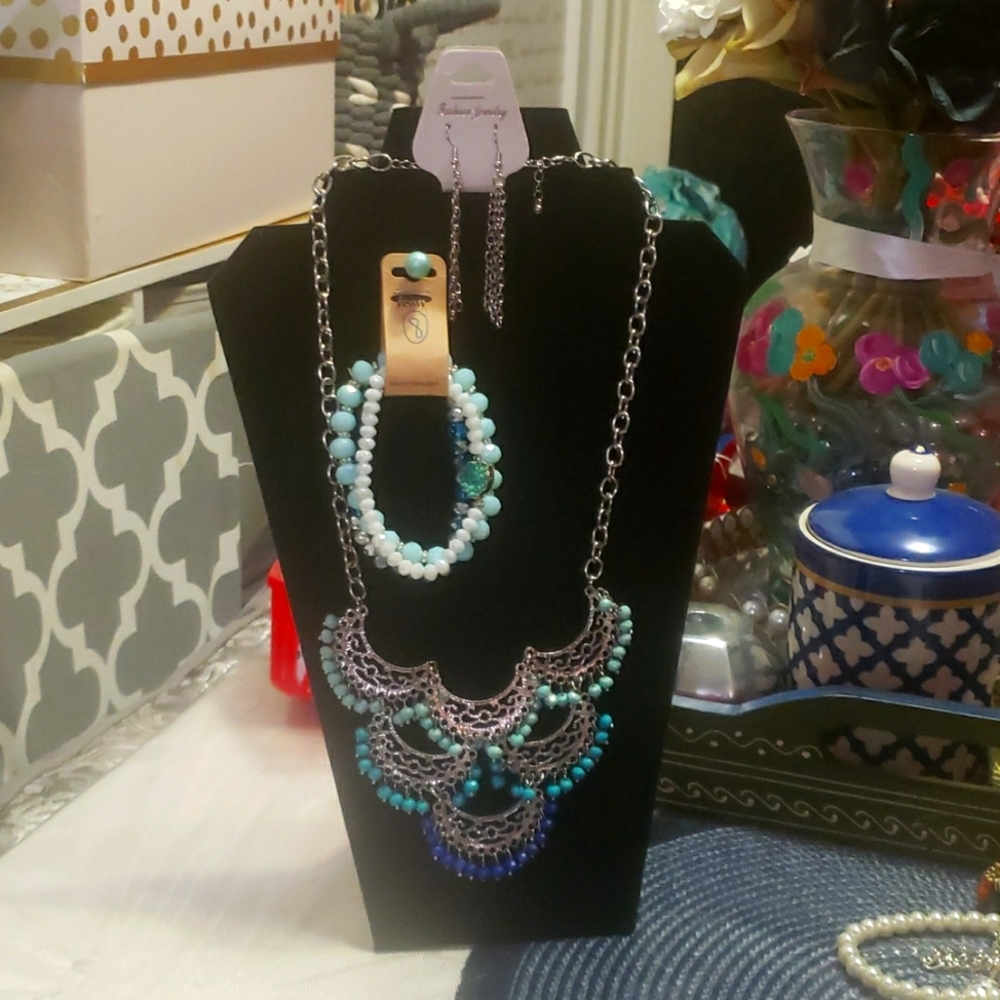 NWT Teal/Blue Beaded Necklace & Bracelet Set